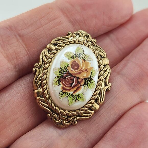 Vintage Estate Cameo Style Cottagecore C-Clasp Floral Transfer Oval Pin Brooch - Picture 3 of 8